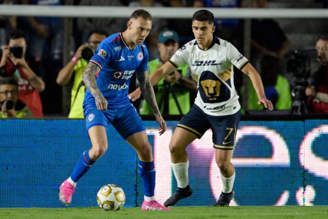 Cruz Azul's Argentine forward #29 Rodolfo Rotondi and Pumas' midfielder #07 Rodrigo Lopez fight for the ball during the Liga MX Clausura final first-leg football match between Cruz Azul and Pumas at the Ciudad de los Deportes Stadium in Mexico City on May 21, 2026. (Photo by Alfredo ESTRELLA / AFP)