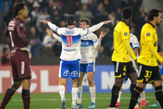 Universidad Catolica's Argentine forward #09 Fernando Zampedri celebrates after scoring his second goal during the Copa Libertadores group stage football match between Chile's Universidad Catolica and Ecuador's Barcelona at the Claro Arena in Santiago on May 21, 2026. (Photo by Rodrigo ARANGUA / AFP)