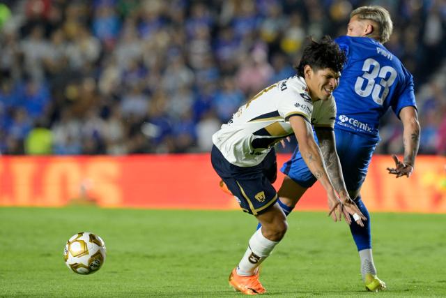 Pumas' Paraguayan forward #31 Robert Morales and Cruz Azul's Argentine defender #33 Gonzalo Piovi fight for the ball during the Liga MX Clausura final first-leg football match between Cruz Azul and Pumas at the Ciudad de los Deportes Stadium in Mexico City on May 21, 2026. (Photo by Alfredo ESTRELLA / AFP)