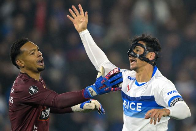 Barcelona's goalkeeper #01 David Contreras argues with Universidad Catolica's Argentine forward #09 Fernando Zampedri during the Copa Libertadores group stage football match between Chile's Universidad Catolica and Ecuador's Barcelona at the Claro Arena in Santiago on May 21, 2026. (Photo by Rodrigo ARANGUA / AFP)