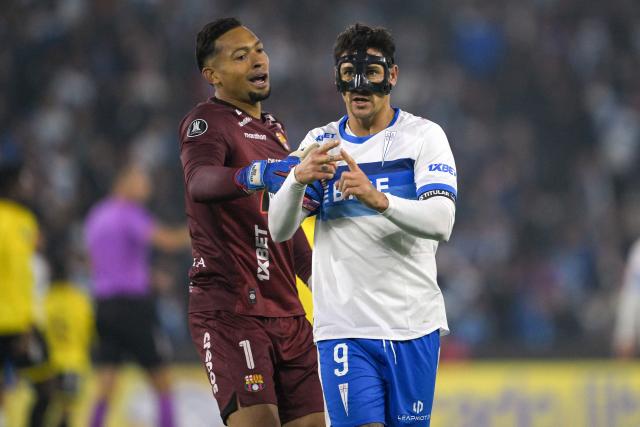 Barcelona's goalkeeper #01 David Contreras argues with Universidad Catolica's Argentine forward #09 Fernando Zampedri as he celebrates his second goal during the Copa Libertadores group stage football match between Chile's Universidad Catolica and Ecuador's Barcelona at the Claro Arena in Santiago on May 21, 2026. (Photo by Rodrigo ARANGUA / AFP)