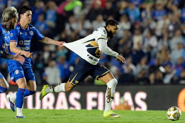 Cruz Azul's midfielder #17 Amaury Garcia (L) and Pumas' Brazilian forward #23 Juninho Vieira fight for the ball during the Liga MX Clausura final first-leg football match between Cruz Azul and Pumas at the Ciudad de los Deportes Stadium in Mexico City on May 21, 2026. (Photo by Alfredo ESTRELLA / AFP)