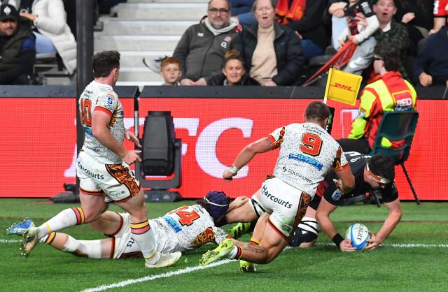 Crusaders' Jamie Hannah (R) scores a try during the Super Rugby Pacific match between the Crusaders and Chiefs at One New Zealand Stadium in Christchurch on May 22, 2026. (Photo by Sanka Vidanagama / AFP)