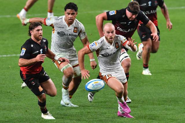 Chiefs' Xavier Roe (R) attempts to secure the ball during the Super Rugby Pacific match between the Canterbury Crusaders and Waikato Chiefs at One New Zealand Stadium in Christchurch on May 22, 2026. (Photo by Sanka Vidanagama / AFP)