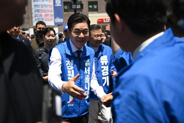 Mayoral candidate Chong Won-o of the ruling Democratic Party arrives to a political rally ahead of the upcoming local elections in Seoul on May 22, 2026. (Photo by Pedro PARDO / AFP)
