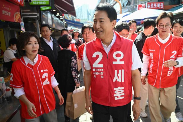 Mayoral candidate Oh Se-hoon (C) of the People Power Party arrives to a political rally ahead of the upcoming local elections in Seoul on May 22, 2026. (Photo by Pedro PARDO / AFP)