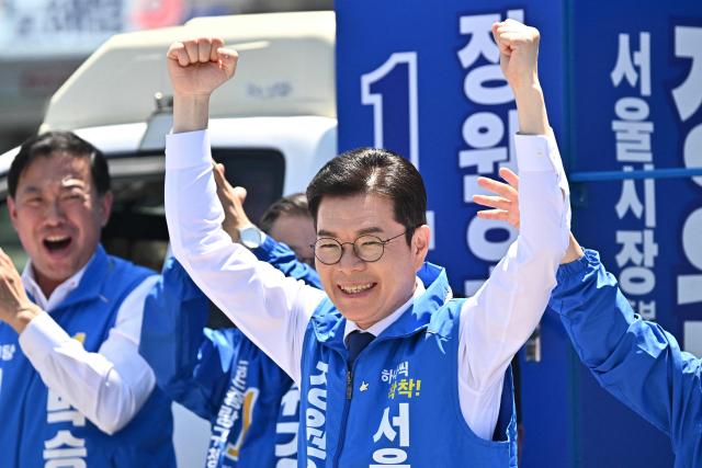 Mayoral candidate Chong Won-o of the ruling Democratic Party reacts during a political rally ahead of the upcoming local elections in Seoul on May 22, 2026. (Photo by Pedro PARDO / AFP)