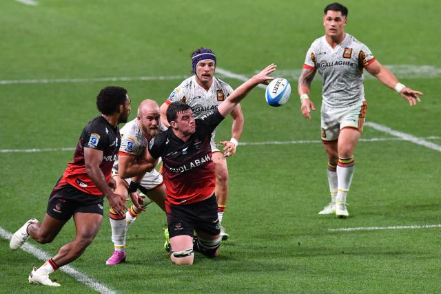 Crusaders' Jamie Hannah (C) passes the ball during the Super Rugby Pacific match between the Crusaders and Chiefs at One New Zealand Stadium in Christchurch on May 22, 2026. (Photo by Sanka Vidanagama / AFP)