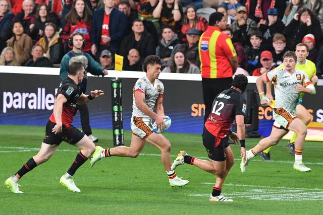 Chiefs' Kyren Taumoefolau (C) runs with the ball during the Super Rugby Pacific match between the Canterbury Crusaders and Waikato Chiefs at One New Zealand Stadium in Christchurch on May 22, 2026. (Photo by Sanka Vidanagama / AFP)