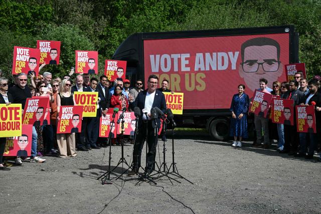 Greater Manchester Mayor Andy Burnham (c) speaks at the launch of his by-election campaign in Ashton-in-Makerfield, west of Manchester in north-west England on May 22, 2026. The Makerfield by-election, expected in mid-June at the earliest, may see Burnham return to the government though he would face a tough fight from the poll-topping Reform UK. (Photo by Paul ELLIS / AFP)