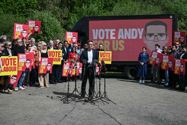 Greater Manchester Mayor Andy Burnham (C) speaks at the launch of his by-election campaign in Ashton-in-Makerfield, west of Manchester in north-west England on May 22, 2026. The Makerfield by-election, expected in mid-June at the earliest, may see Burnham return to the government though he would face a tough fight from the poll-topping Reform UK. (Photo by Paul ELLIS / AFP)