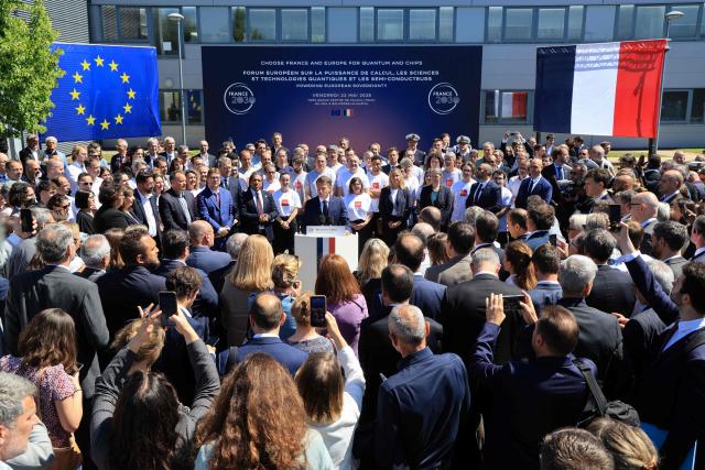 France's President Emmanuel Macron (C) delivers a speech during the European Forum on Computing Power, Quantum Sciences and Technologies, and Semiconductors at the Very Large Computing Centre of the French Alternative Energies and Atomic Energy Commission (CEA) in Bruyeres-le-Châtel, south of Paris on May 22, 2026. (Photo by Ludovic MARIN / POOL / AFP)