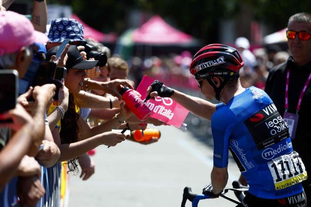 Team Visma Lease a Bike Danish rider Jonas Vingegaard signs autographs before the start of the 13th stage of the Giro d'Italia 2026 - Tour of Italy cycling race between Alessandria and Verbania, Italy, on May 22, 2026. (Photo by Luca Bettini / AFP)