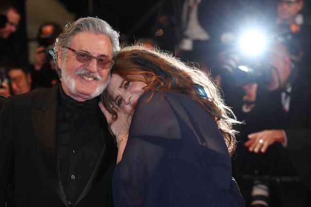 French actor Daniel Auteuil (C) and French director, actress and screenwriter Agnes Jaoui (R) arrive for the screening of the film "L'Objet du delit" (Crescendo) at the 79th edition of the Cannes Film Festival in Cannes, southern France on May 22, 2026. (Photo by Sameer AL-DOUMY / AFP)