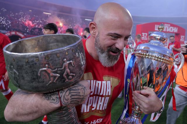 FK Crvena Zvezda (Red Star) coach Dejan Stankovic celebrates with the Serbian SuperLiga and Serbian Cup trophies at the Rajko Mitic Stadium in Belgrade on May 22, 2026, before their SuperLiga match against OFK Belgrade. (Photo by Pedja Milosavljevic / AFP)