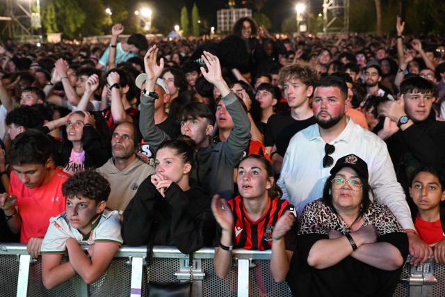 OGC Nice supporters watch a live broadcast of the French Cup football final between RC Lens and OGC Nice on a giant screen at a fan zone in Nice, southern France, on May 22, 2026. (Photo by Miguel MEDINA / AFP)