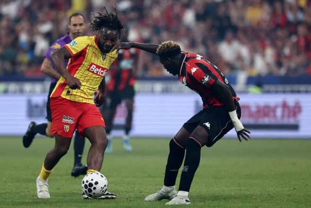 Lens' French forward #09 Allan Saint-Maximin (L) fights for the ball with Nice's Ghanaian defender #37 Kojo Peprah Oppong during the French Cup final football match between RC Lens and OGC Nice at the Stade de France stadium, in Saint-Denis, on the outskirts of Paris, on May 22, 2026. (Photo by FRANCK FIFE / AFP)