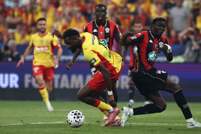 Lens' French forward #11 Odsonne Edouard (L) fights for the ball with Nice's Ghanaian defender #37 Kojo Peprah Oppong during the French Cup final football match between RC Lens and OGC Nice at the Stade de France stadium, in Saint-Denis, on the outskirts of Paris, on May 22, 2026. (Photo by FRANCK FIFE / AFP)