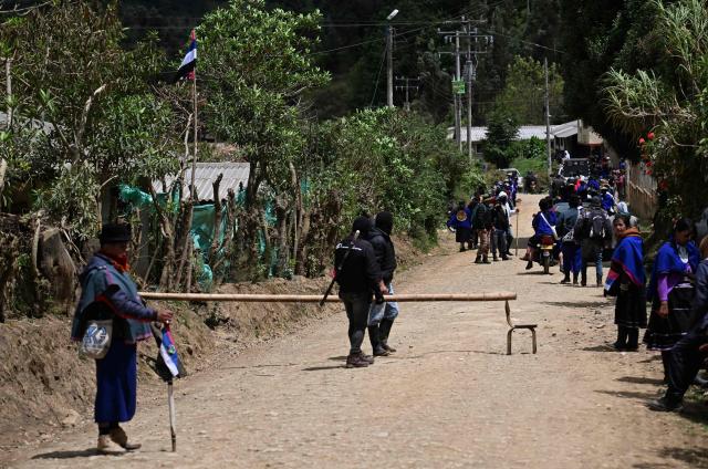Misak indigenous people block a road at the Guambia reserve near Silvia, Cauca department, Colombia on May 22, 2026. A land dispute between two indigenous groups left six people dead and 65 injured in a troubled region of Colombia on May 22, 2026, according to local authorities. (Photo by JOAQUIN SARMIENTO / AFP)