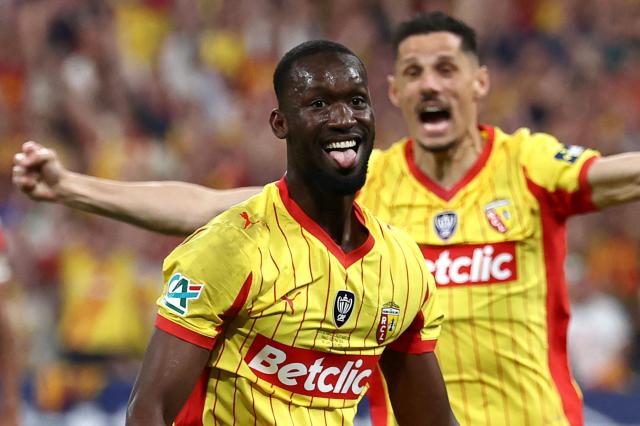 Lens' Senegalese forward #19 Abdallah Sima (L) celebrates with Lens' French forward #07 Florian Sotoca scoring his team's third goal during the French Cup final football match between RC Lens and OGC Nice at the Stade de France stadium, in Saint-Denis, on the outskirts of Paris, on May 22, 2026. (Photo by FRANCK FIFE / AFP)