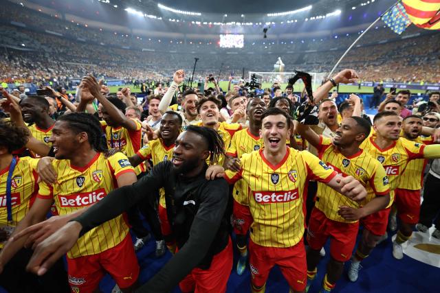 Lens' French defender #32 Kyllian Antonio (bottom L), Lens' French forward Allan Saint-Maximin, Lens' Montenegrin midfielder #05 Andrija Bulatovic and Lens' French forward #22 Wesley Said celebrate winning at the end of the French Cup final football match between RC Lens and OGC Nice at the Stade de France stadium, in Saint-Denis, on the outskirts of Paris, on May 22, 2026. (Photo by FRANCK FIFE / AFP)