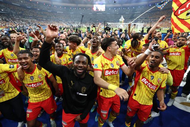 Lens' French defender #32 Kyllian Antonio (bottom L), Lens' French forward Allan Saint-Maximin, Lens' Montenegrin midfielder #05 Andrija Bulatovic and Lens' French forward #22 Wesley Said celebrate winning at the end of the French Cup final football match between RC Lens and OGC Nice at the Stade de France stadium, in Saint-Denis, on the outskirts of Paris, on May 22, 2026. (Photo by FRANCK FIFE / AFP)
