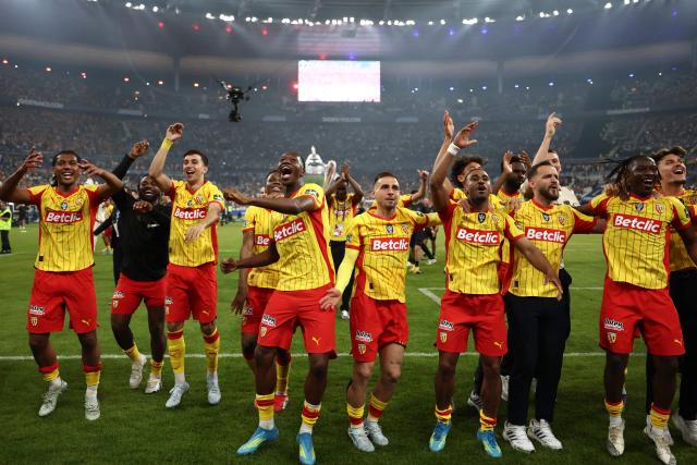 Lens' players celebrate winning at the end of the French Cup final football match between RC Lens and OGC Nice at the Stade de France stadium, in Saint-Denis, on the outskirts of Paris, on May 22, 2026. (Photo by FRANCK FIFE / AFP)