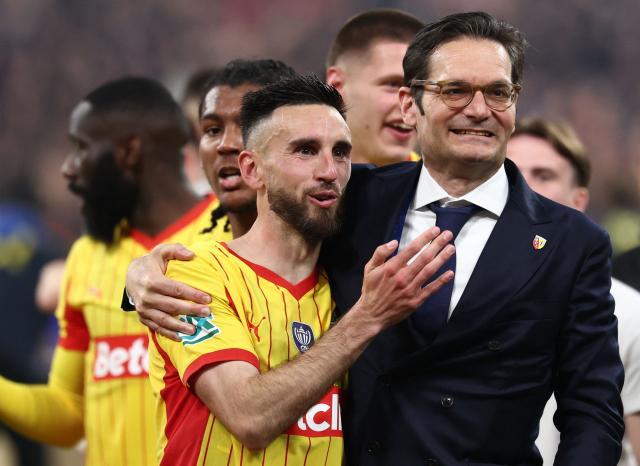 Lens' French midfielder #28 Adrien Thomasson and President of RC Lens Joseph Oughourlian  celebrate winning at the end of the French Cup final football match between RC Lens and OGC Nice at the Stade de France stadium, in Saint-Denis, on the outskirts of Paris, on May 22, 2026. (Photo by FRANCK FIFE / AFP)