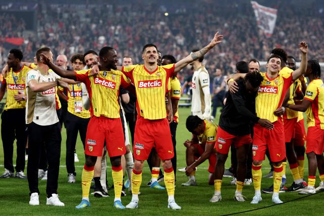 Lens' players celebrate winning at the end of the French Cup final football match between RC Lens and OGC Nice at the Stade de France stadium, in Saint-Denis, on the outskirts of Paris, on May 22, 2026. (Photo by FRANCK FIFE / AFP)