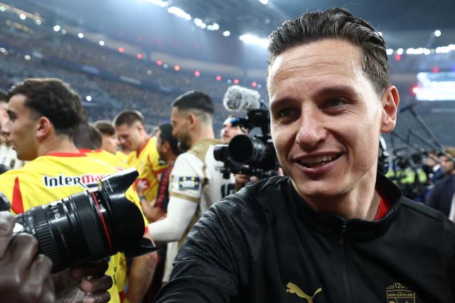 Lens' French forward #10 Florian Thauvin (R) celebrates winning at the end of the French Cup final football match between RC Lens and OGC Nice at the Stade de France stadium, in Saint-Denis, on the outskirts of Paris, on May 22, 2026. (Photo by FRANCK FIFE / AFP)