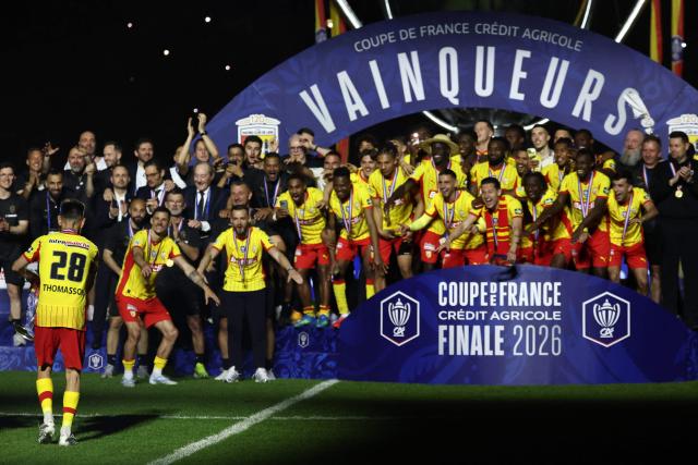 Lens' French midfielder #28 Adrien Thomasson (L) celebrates with teammates after winning the French Cup final football match between RC Lens and OGC Nice at the Stade de France stadium, in Saint-Denis, on the outskirts of Paris, on May 22, 2026. (Photo by FRANCK FIFE / AFP)