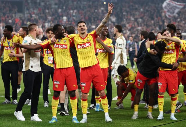 Lens' Senegalese forward #19 Abdallah Sima (centre L), Lens' French forward #07 Florian Sotoca and teammates celebrate winning at the end of the French Cup final football match between RC Lens and OGC Nice at the Stade de France stadium, in Saint-Denis, on the outskirts of Paris, on May 22, 2026. (Photo by FRANCK FIFE / AFP)