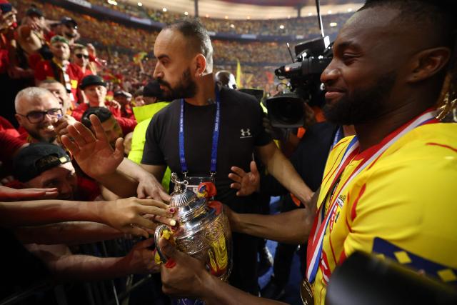 Lens' French forward #09 Allan Saint-Maximin  (R) celebrates bringing the trophy to fans after winning the French Cup final football match between RC Lens and OGC Nice at the Stade de France stadium, in Saint-Denis, on the outskirts of Paris, on May 22, 2026. (Photo by FRANCK FIFE / AFP)