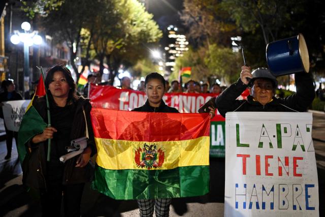 Supporters of the government take par in a demonstration in favor of President Rodrigo Paz and against the blockades in La Paz on May 22, 2026. Thousands of protesters gathered in Bolivia’s political capital on May 22 to demand the resignation of center-right President Rodrigo Paz, during another day of protests that led to clashes with riot police. (Photo by MARVIN RECINOS / AFP)