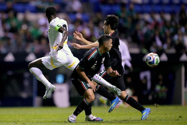 Mexico's midfielder #06 Erik Lira, Ghana's midfielder #08 Majeed Ashimeru and Mexico's defender #04 Edson Alvarez fight for the ball during a friendly football match between Mexico and Ghana at the Cuauhtemoc Stadium in Puebla, Mexico, on May 22, 2026. (Photo by Alfredo ESTRELLA / AFP)