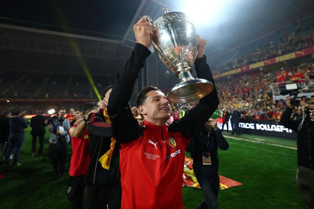 Lens' French forward #10 Florian Thauvin holds the French Cup trophy after Lens RC won the French Cup final football match against Nice OGC in Lens, northern France, on May 22, 2026. (Photo by FRANCK FIFE / AFP)