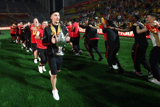 Lens' French goalkeeper #40 Robin Risser holds the French Cup trophy after Lens RC won the French Cup final football match against Nice OGC in Lens, northern France, on May 22, 2026. (Photo by FRANCK FIFE / AFP)