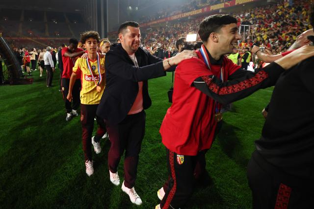 Lens' French head coach Pierre Sage (C) celebrates after Lens RC won the French Cup final football match against Nice OGC in Lens, northern France, on May 22, 2026. (Photo by FRANCK FIFE / AFP)