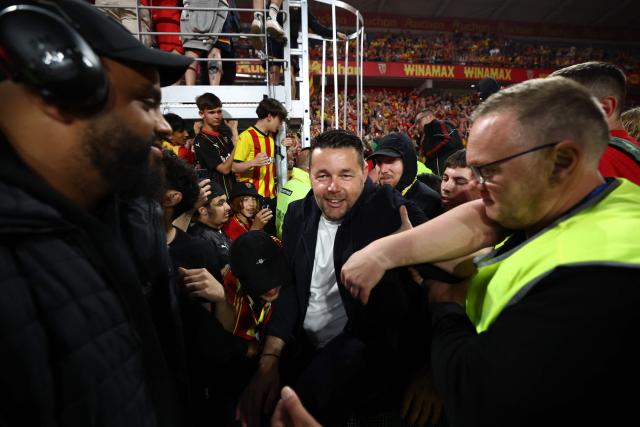 Lens RC supporters greet Lens' French head coach Pierre Sage after Lens RC won the French Cup final football match against Nice OGC in Lens, northern France, on May 22, 2026. (Photo by FRANCK FIFE / AFP)