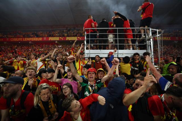 Lens RC supporters celebrate as they greet the victorious players after Lens RC won the French Cup final football match against Nice OGC in Lens, northern France, on May 22, 2026. (Photo by FRANCK FIFE / AFP)