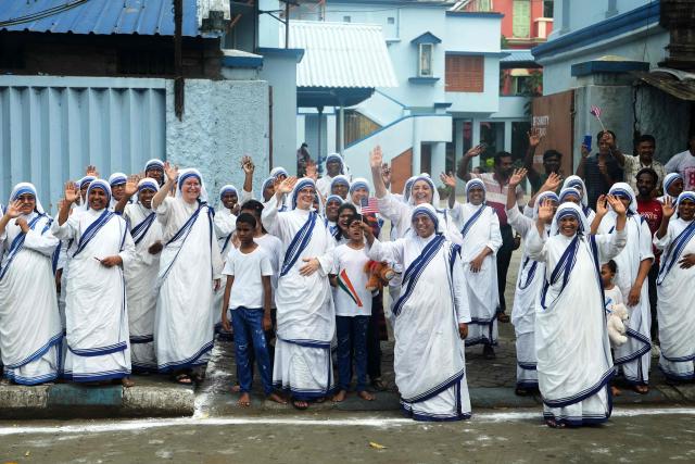 Sisters of Nirmala Shishu Bhavan children’s home of the Missionaries of Charity wave at the cavalcade of US Secretary of State Marco Rubio in Kolkata on May 23, 2026. (Photo by Julia Demaree Nikhinson / POOL / AFP)
