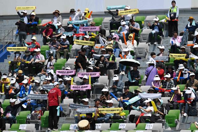 South Korean supporters for North Korea's Naegohyang Women's FC cheer up prior to the AFC Women's Champions League final football match between North Korea's Naegohyang Women's FC and Japan's Tokyo Verdy Beleza in Suwon on May 23, 2026. (Photo by JUNG YEON-JE / AFP)