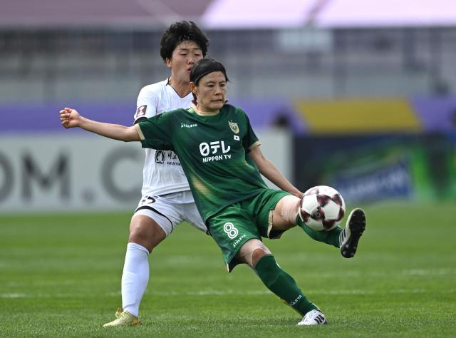 An Pok Yong (back) of Naegohyang Women's FC fights for the ball with Hikaru Naomoto (front) of Tokyo Verdy Beleza during the AFC Women's Champions League final football match between North Korea's Naegohyang Women's FC and Japan's Tokyo Verdy Beleza in Suwon on May 23, 2026. (Photo by JUNG YEON-JE / AFP)