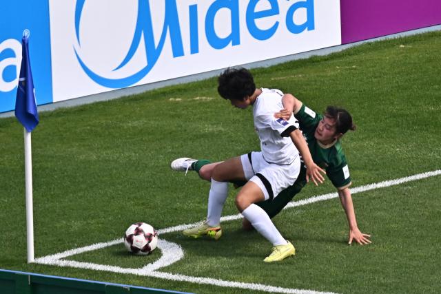 North Korea's Naegohyang Women's FC defender Ri Myong Gum (L) vies for the ball with  Japan's Tokyo Verdy Beleza defender Shino Matsuda during the AFC Women's Champions League final football match between North Korea's Naegohyang Women's FC and Japan's Tokyo Verdy Beleza at Suwon Sports Complex in Suwon on May 23, 2026. (Photo by Pedro Pardo / AFP)