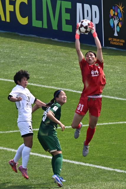 Japan's Tokyo Verdy Beleza goalkeeper Shu Ohba (R) catches the ball during the AFC Women's Champions League final football match between North Korea's Naegohyang Women's FC and Japan's Tokyo Verdy Beleza at Suwon Sports Complex in Suwon on May 23, 2026. (Photo by Pedro Pardo / AFP)