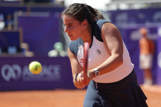 US' Emma Navarro plays a backhand return to Canada's Victoria Mboko during their women's singles final tennis match on day 7 of the WTA 500 Internationaux de Strasbourg tournament on Court Central at the Tennis Club de Strasbourg, eastern France on May 23, 2026. (Photo by Romeo BOETZLE / AFP)