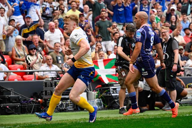 Leinster's Irish wing #14 Tommy O'Brien (L) celebrates after scoring the team's first try during the European Rugby Champions Cup final match between Union Bordeaux Belges (UBB) and Leinster Rugby at San Mames Stadium in Bilbao on May 23, 2026. (Photo by ANDER GILLENEA / AFP)