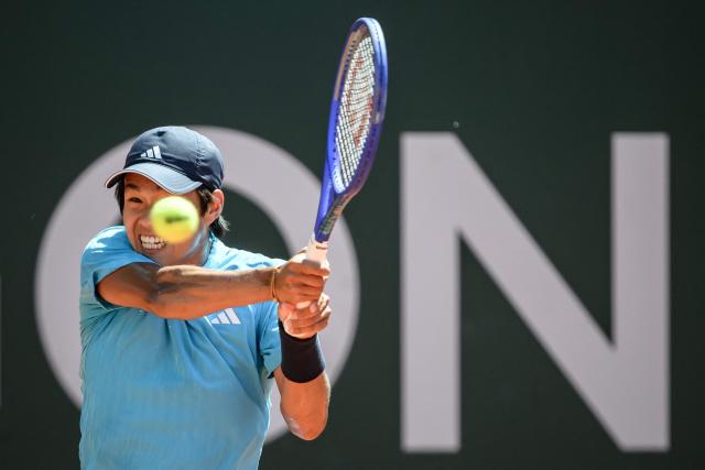 USA's Learner Tien returns a ball to Argentine's Mariano Navone during their men's singles final tennis match at the ATP 250 Geneva Open tennis tournament in Geneva on May 23, 2026. (Photo by Fabrice COFFRINI / AFP)