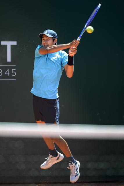 US' Learner Tien plays a backhand return to Argentina's Mariano Navone during their men's singles final match at the ATP 250 Geneva Open tennis tournament in Geneva on May 23, 2026. (Photo by Fabrice COFFRINI / AFP)