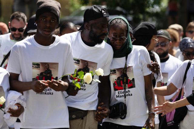 Olga Mankoka (C), Felix Mankoka (2R) and relatives take part in a silent march in tribute to their son Elidjah Mankoka in Nantes, western France on May 23, 2026, after his death by shooting on May 14. The death of fifteen year-old Elidjah along with the wounding of two other minors on the same day, took place in the Port-Boyer neighbourhood on the western French city, which had already been hit by deadly shootings linked to drug trafficking earlier in the year. (Photo by Fred TANNEAU / AFP)